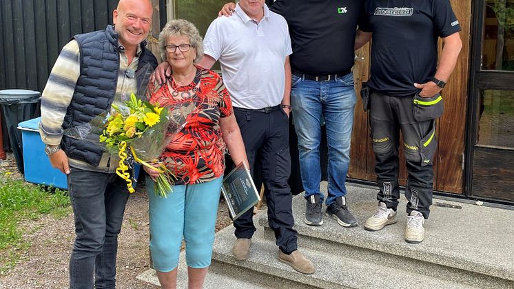 XL-Hjälpens Hans Fahlén överraskar Storvik IF:s kassör Mona Holmgren och ordförande Magnus Carlsson. Även Roger Schröder, platschef för XL-BYGG C24 och snickare Patrik Dahlöf är på plats .