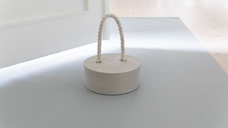 Med vår DIY-beskrivelse, Tørrbetong B30 og en bøtte, kan du enkelt støpe en nyttig dørstopper som er både personlig og vakker.