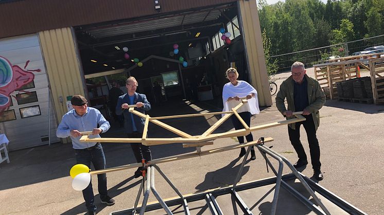 Byggåterbruket invigdes med en såg som anpassats för social distansering. 