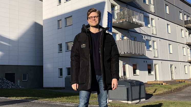 Hampus Swedérus framför husen i BoKlok Teaken, Bålsta.