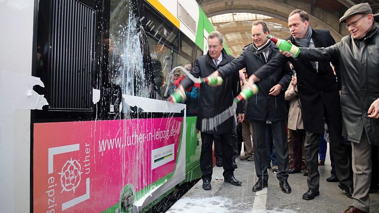 v.l.: Dietrich Hagemann, Volker Bremer, Tobias Kobe und Oliver Mietzsch weihen mit einer traditionellen Sektdusche den neuen Zug ein