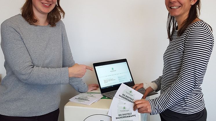 Nadine Wachter, Klimaschutzbeauftragte beim Landkreis Reutlingen und Anna Schleinitz von der KlimaschutzAgentur freuen sich über die Einführung des digitalen Ratgebers für Bauherren