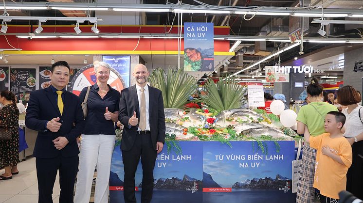 Norsk sjømat fikk stor oppmerksomhet under kampanjelanseringen på Winmart i Hanoi. Fra venstre Nguyen Trong Tuan i Winmart, ambassadør Hilde Solbakken og sjømatutsending Asbjørn Warvik Rørtveit.