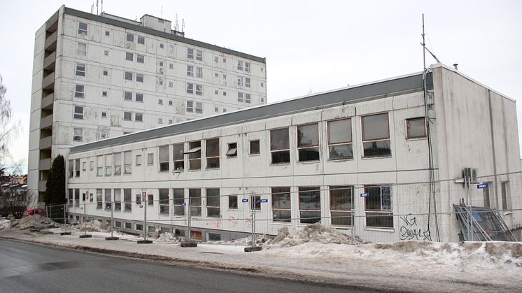 Den gamle lavblokken hadde sett bedre tider. Bildet er fra februar 2015.