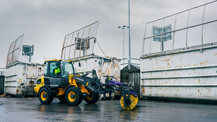 Volvo L25 Electric med Holms sopvals