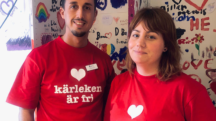 Gabriel Bulun, kurator och initiativtagare till kärleksveckan på Eriksboskolan och Jenny Helin, samordnare för Angereds arbete med våld i nära relationer. Foto: Helena Hajdu-Rafis 