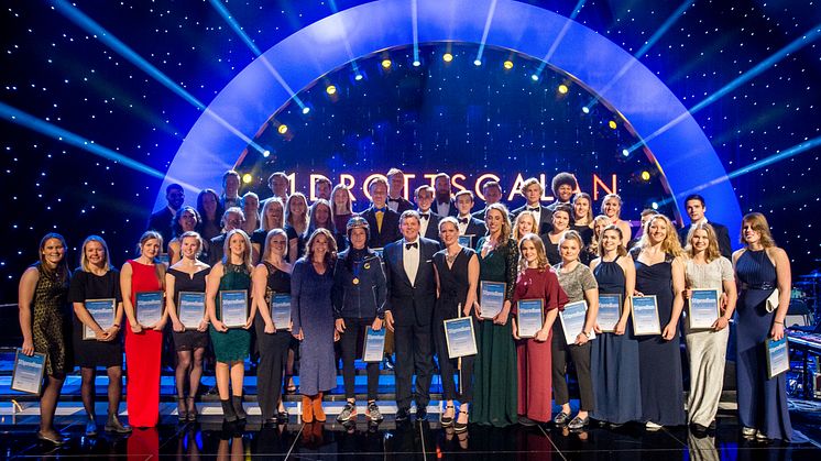 Lennart Käll och Magdalena Forsberg med vinnare av Elitidrottsstipendiat