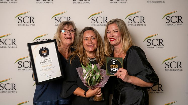Daftö Resorts ägare Mette, Mia och Lena Kempe tog tillsammans emot priset under SCR Svensk Campings gala den 14 mars.