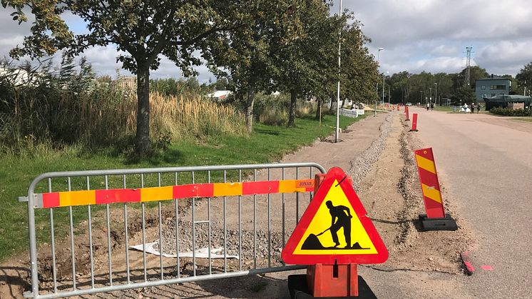 Den nya gång- och cykelvägen längs med Småbåtsgatan och Fiskaregatan beräknas vara klar i slutet av oktober.
