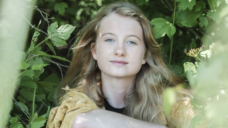 Penelope Lea (17) har, tross sin unge alder, en lang karriere som klimaaktivist. Nå er hun aktuell med boken "I hverandres verden", som støtter innholdet i FNs dystre klimarapport. Foto: Lars-Ingar Bragvin Andresen