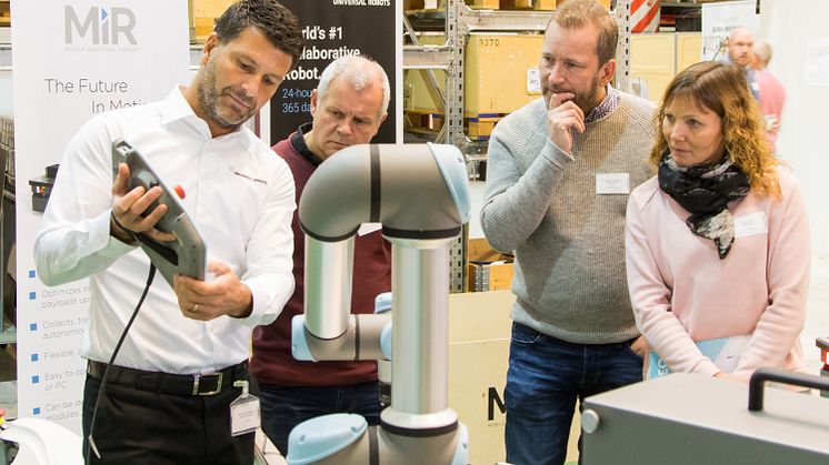 Thomas Hvarvenius från Universal Robots demonstrerade kollaborativa robotar för Tommy Lundin, Ingemar Hagberg och Ulrika Olsson från solenergibolaget Azelio. 