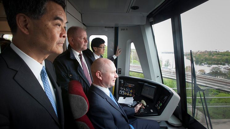 Hongkongs regeringschef Mr Leung i förarhytten på tunnelbana