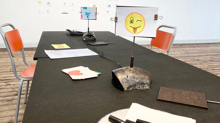 Rita och skapa coola animationer på Kulturcentrum med konstverket "Artefakter" av Sofia de la Fuente.