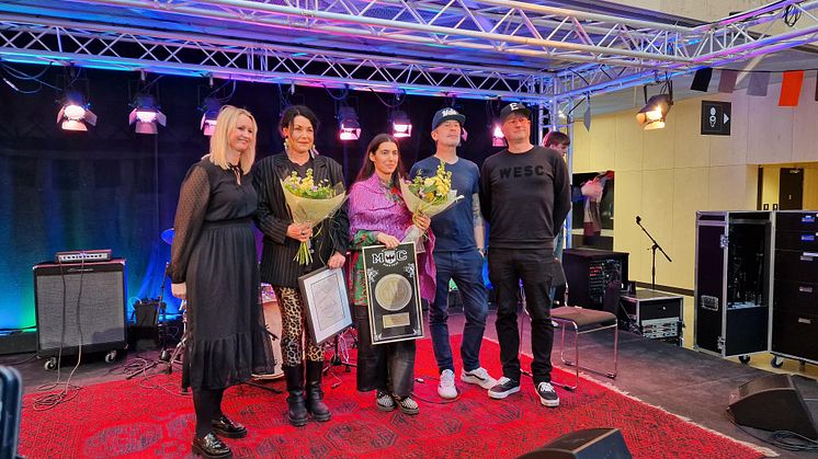 Prisutdelare Madelene Spinord Semenets (S), ordförande Kultur- och fritidsnämnden, pristagarna Maria Sveland (Kulturpriset) och Mariam Wallentin (Millencolin Music Prize) samt Mathias Färm och Erik Ohlsson från Millencolin.
