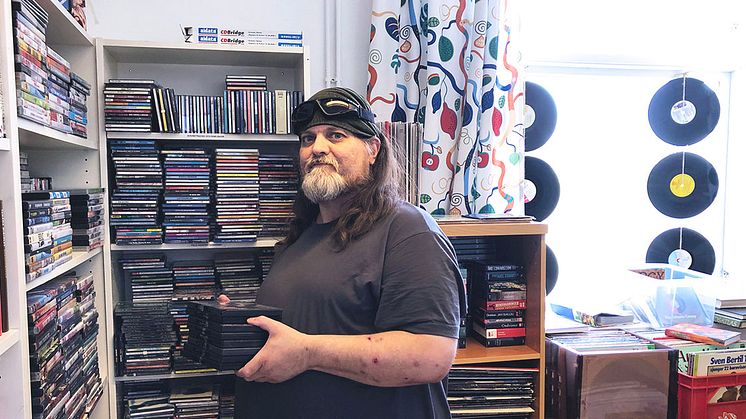 Grim arbetstränar på Skyddsvärnet Secondhand. Här berättar han om utmaningar och värdefulla insikter inför framtiden. Foto: Skyddsvärnet
