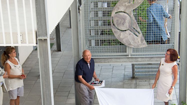 Konstnären ​Alexis Huber t.v, undertecknad till höger, med konstverket som symboliserar bordtennis.