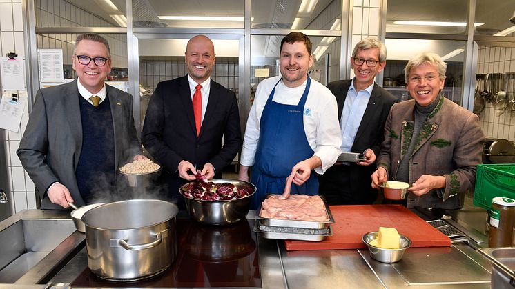 (v.li.) Stephan Paulke, CEO der Basic AG, Ralf Fleischer, Vorstandsvorsitzender der Stadtsparkasse München, Sternekoch Martin Fauster, Andreas Kellerer, Direktor Personal der Stadtsparkasse München und Prof. Dr. med. Volkmar Nüssler vom Tumorzentrum