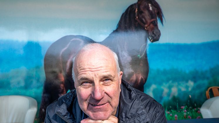 Jan-Olov Persson framför en bild av Järvsöfaks. Foto: Thomas Blomqvist/TR bild