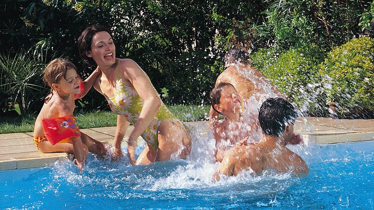 Pool im Sommer - Familienurlaub daheim im Garten  © Desjoyaux Pools