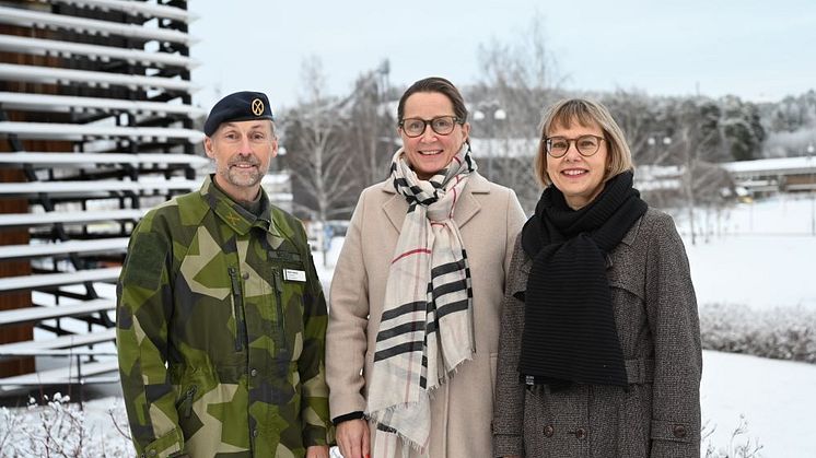 Ronny Modigs, regementschef Dalregementet, Anna Thörn, regiondirektör, Region Dalarna och Maria Jansdotter Samuelsson, vicerektor för samverkan och hållbarhet vid Högskolan Dalarna. Foto: Linnea Hinz, Dalregementet.