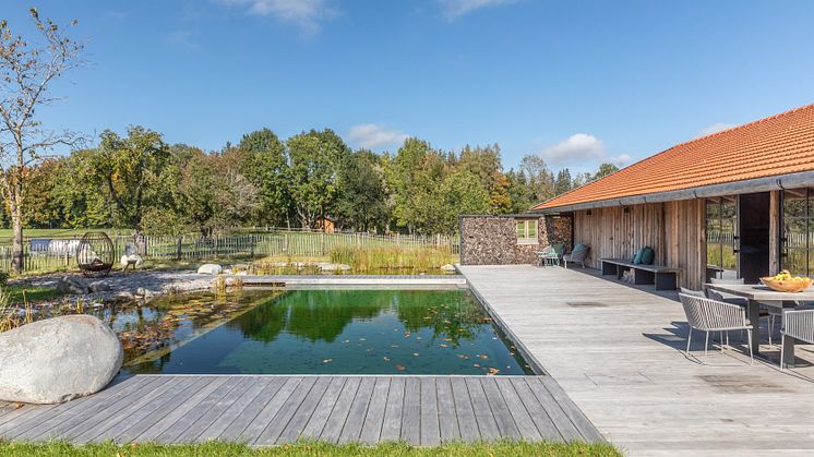 Natur pur: Schwimmdeck aus Kebony