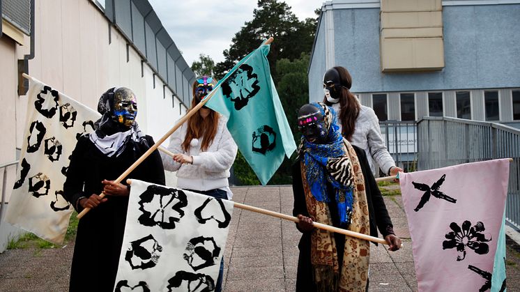 TENSTA KONSTHALLS MODEPROJEKT MED TONÅRSTJEJER VISAS PÅ KULTURHUSET 