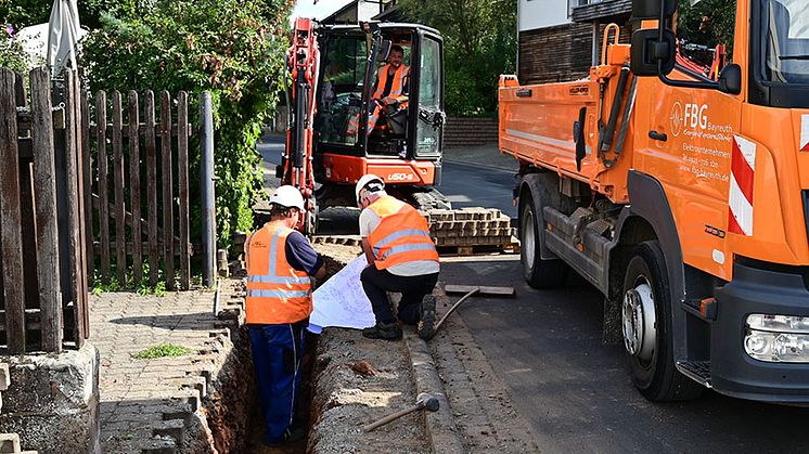 Bei passendem Wetter geht es auf den Netzbaustellen, wie hier in Leidersbach, deutlich besser voran. 