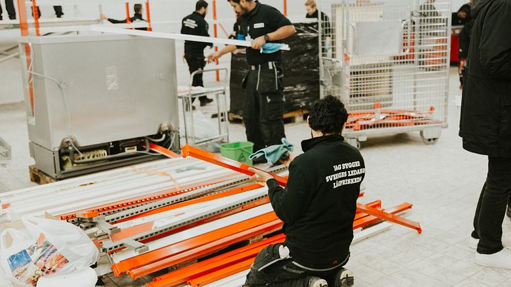 Volontärer från Willys renoverar MatRätt