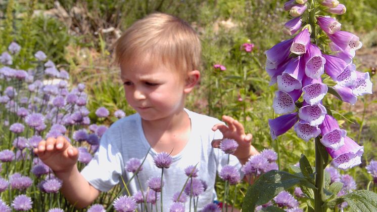 Kind mit Blumen
