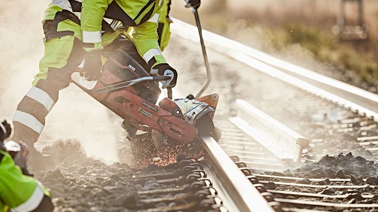 Arbeid med varme, flammer, gnister og fare for elektrisk lysbue krever godkjent og sertifisert beskyttelse og ekstrem slitestyrke. Flammehemmende vernebukse med legg-, kne- og lårforsterkning i aramid fra Snickers Workwear.