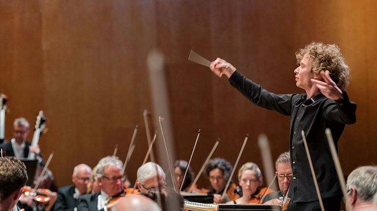 Santtu-Matias Rouvali dirigerar Scheherazade med Göteborgs Symfoniker. Foto: Ola Kjelbye.