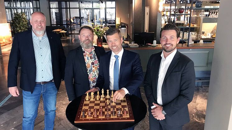 Öppningsdraget. På bilden fr. vänster: Fredrik Lindgren, generalsekreterare Sveriges Schackförbund, Håkan Jalling, ordförande Sveriges Schackförbund, David Halldén, VD, Elite Hotels, Alexander Hagring, Försäljningsdirektör, Elite Hotels