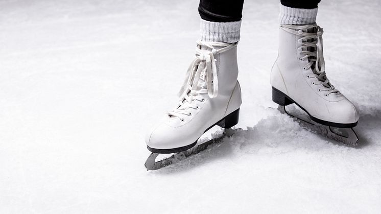 Auf der 700qm großen Eisbahn an der Kaikante am Ostseekai findet tägliches Eislaufen und Eisstockschießen unter freiem Himmel statt. 