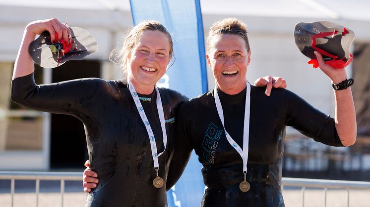 Jonna Petterson och Helén Lagerblad, segrare i damklassen, Vansbro Swimrun.