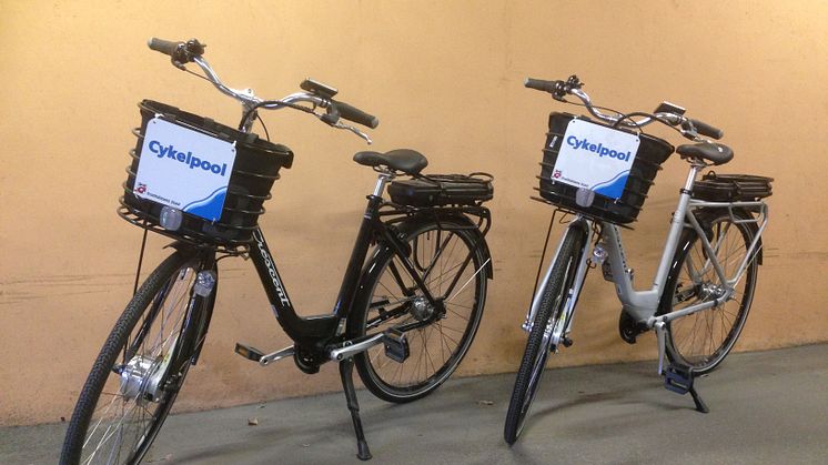 Trollhättan började med sitt cykelbibliotek i höstas och har sedan dess haft en lång kö till elcyklarna som går att låna på biblioteket. Foto Trollhättans kommun