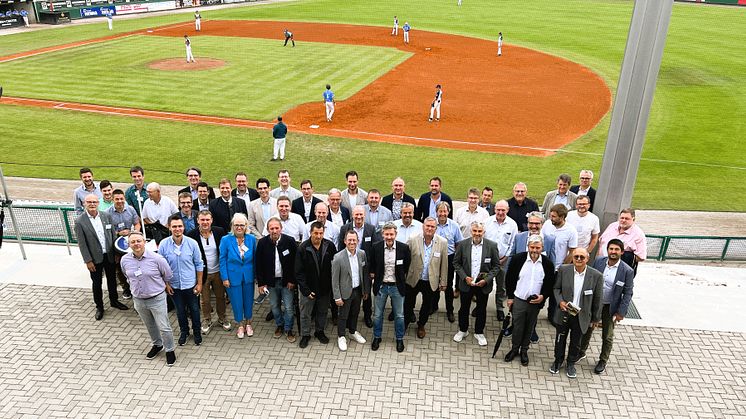 Im Regensburger Baseball-Stadion trafen sich ostbayerische Kommunalpolitiker mit Vertretern der Bayernwerk Netz GmbH.