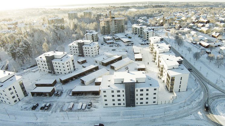 Brf Sandåkern 1 i Umeå, till vänster i bild, preliminärcertifierades 2014 enligt Miljöbyggnad och var det första projektet i Umeå att få en Miljöbyggnadscertifiering. Verifieringen skedde 2017.