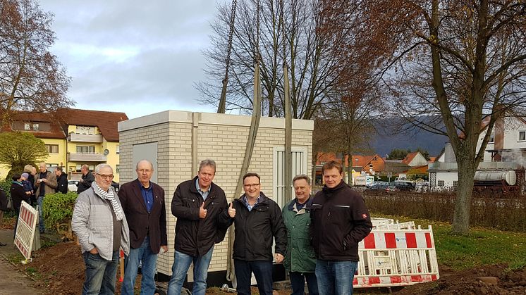 Von links nach rechts: Peter Jatho (Gemeindevorstand), Albert Kauffeld (Gemeindevorstand), Fred Dettmar (Bürgermeister), Markus Lungwitz (Projektleiter Bau Deutsche Glasfaser), Erich Lotze (Gemeindevorstand), Jan Umbach (Bauamt).