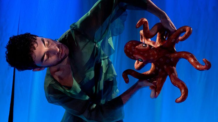 Dockspelaren Oliver Mahar i Teater Sesam är inbjuden till Kuba. Foto: Lisa Åsberg 