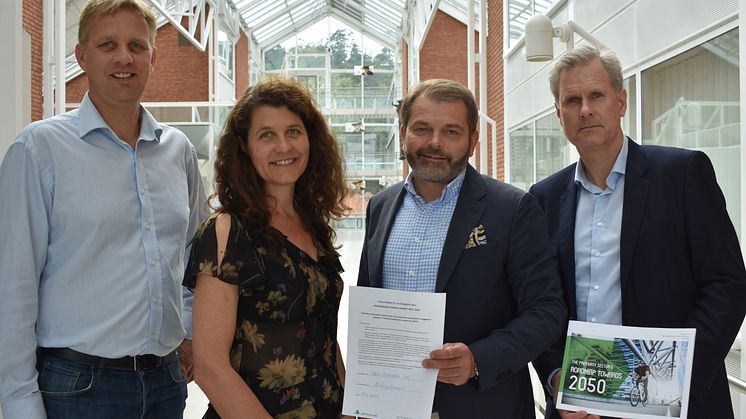 Ferd Eiendom signerer 10 strakstiltak for eiendomsselskap. F.v: Eiendomssjef i Ferd Eiendom Jarle Mork, daglig leder i Grønn Byggallianse Katharina Bramslev, direktør i Ferd Eiendom Carl Brynjulfsen og utviklingsdirektør Knut M. Tolo.