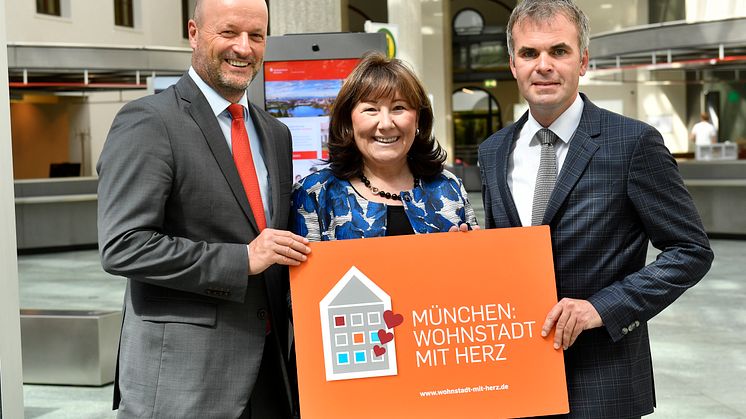 Ralf Fleischer, Vorstandsvorsitzender der Stadtsparkasse München, Petra Reiter, Schirmherrin des Münchner Netzwerks Wohnungslosenhilfe,  und Christoph Frey, Geschäftsführer der AWO München-Stadt.