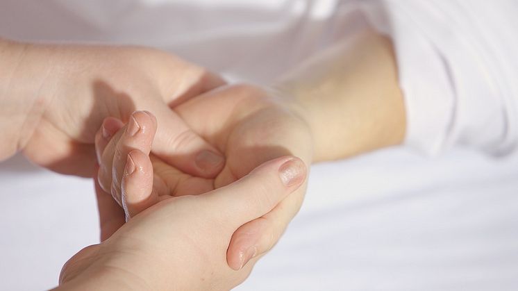 hands-1327811_1280.jpg