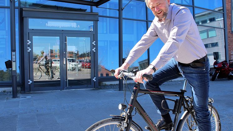 Gästprofessor Sven Goecke utanför Produktionstekniskt Centrum där han hållt till bland högskolans forskare.