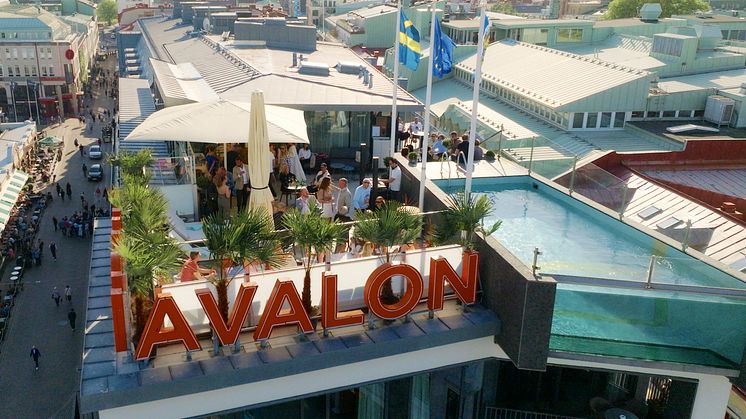 AVALONS NYRENOVERADE TAKTERRASS