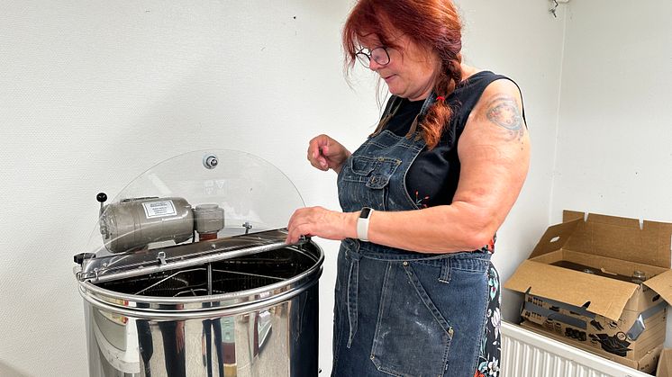 Bi-ambassadör Kikki Ebsen slungar honung bredd.jpg