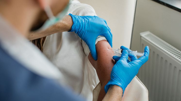 Vaccination, spruta i arm. Foto: Södersjukhuset
