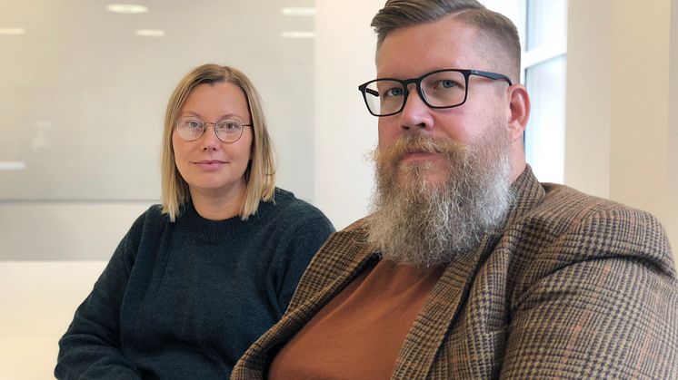 Charlotta Söderberg och Simon Matti, forskare i statsvetenskap vid Luleå tekniska universitet.