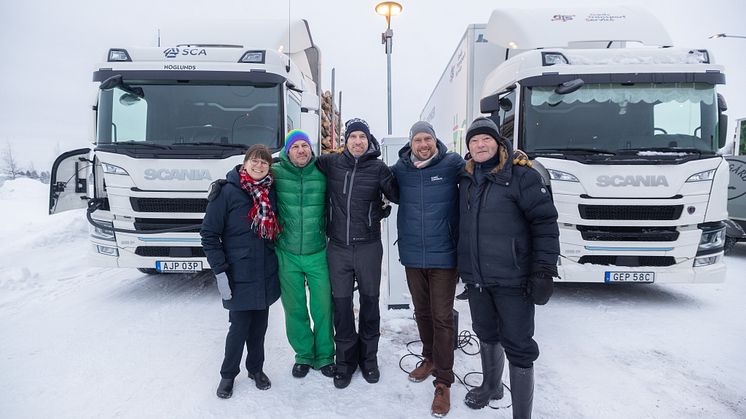 Emma Vigren (styrelseordförande, Umeå Energi), Johan Lagrelius (BioFuel Region), Lars Mikaelsson (Umeå Energi), Hans Lindberg (kommunalråd) och Donald Näs (INAB) framför den nya laddstationen för tunga fordon i Umeå.