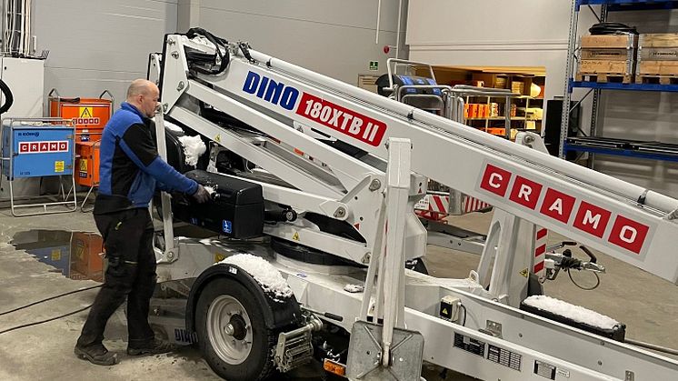 I nye lokaler gjøres en av mange lifter klar for utsendelse til kunde.