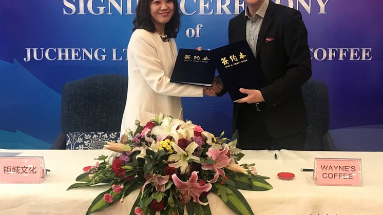 Mrs Shuang Li, CEO of Jucheng Ltd Co., together with Mats Hörnell, CEO of Wayne's Coffee.
